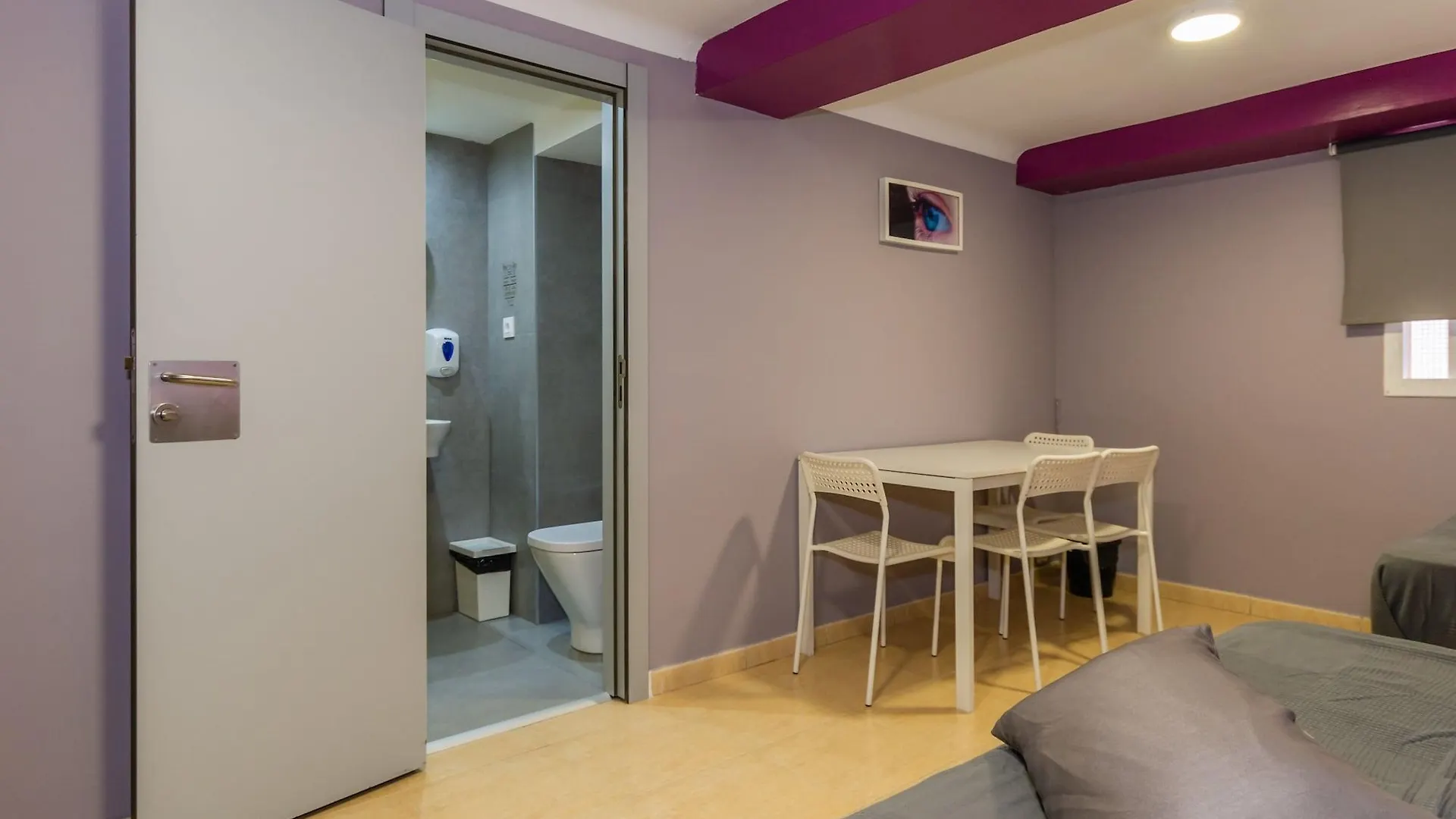 Sun & Moon Hostel Барселона