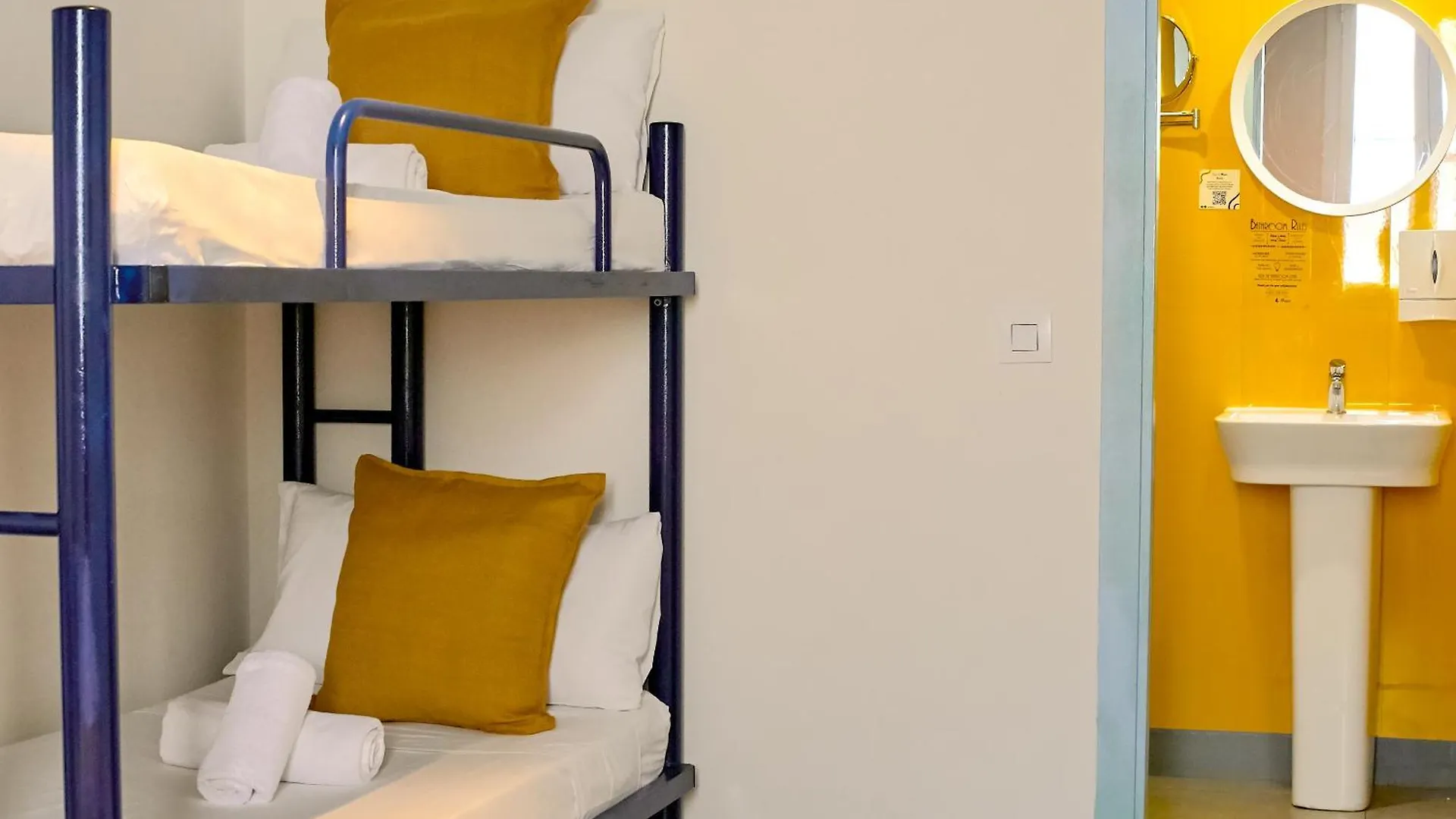 Sun & Moon Hostel Barcelona Spanien