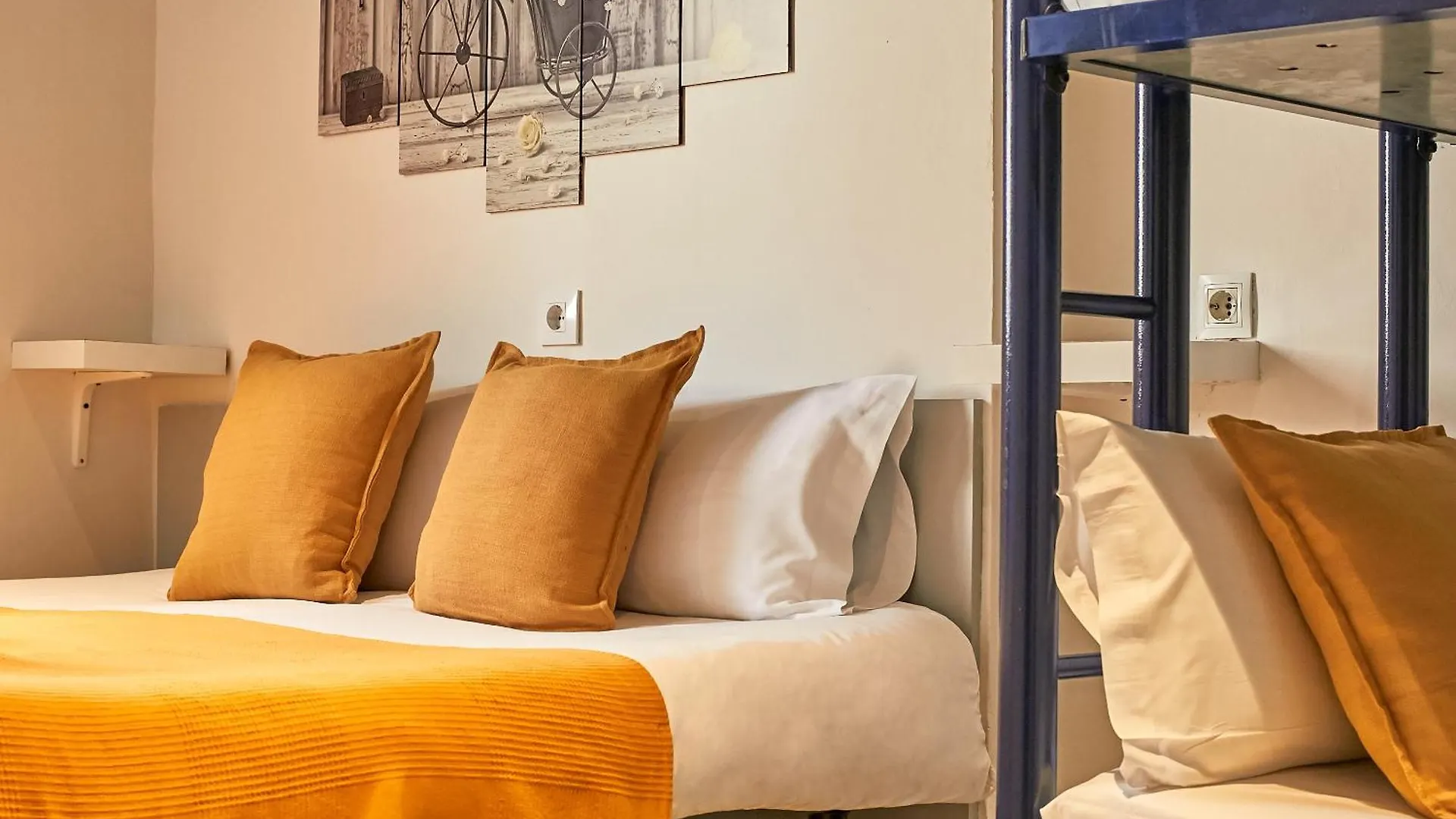 Sun & Moon Hostel Barcelona