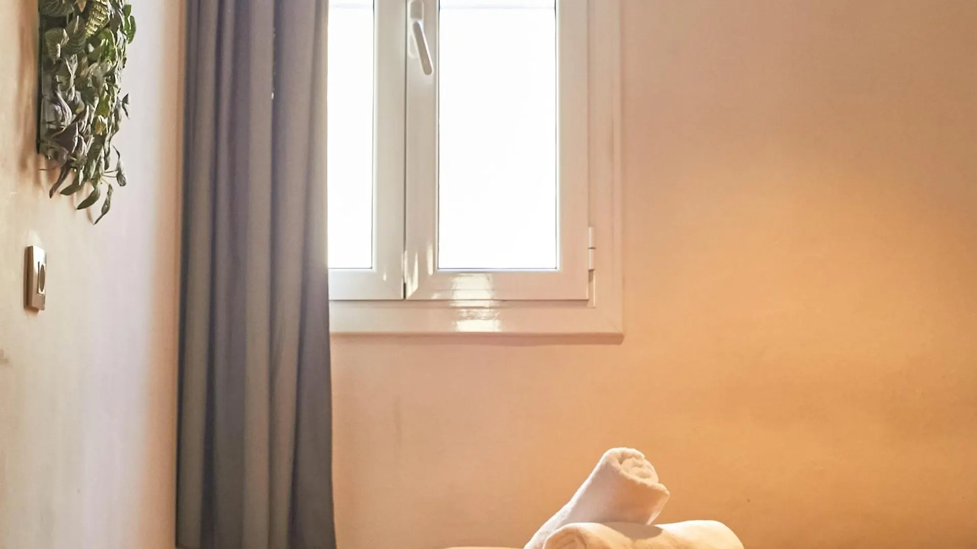 Sun & Moon Hostel Барселона