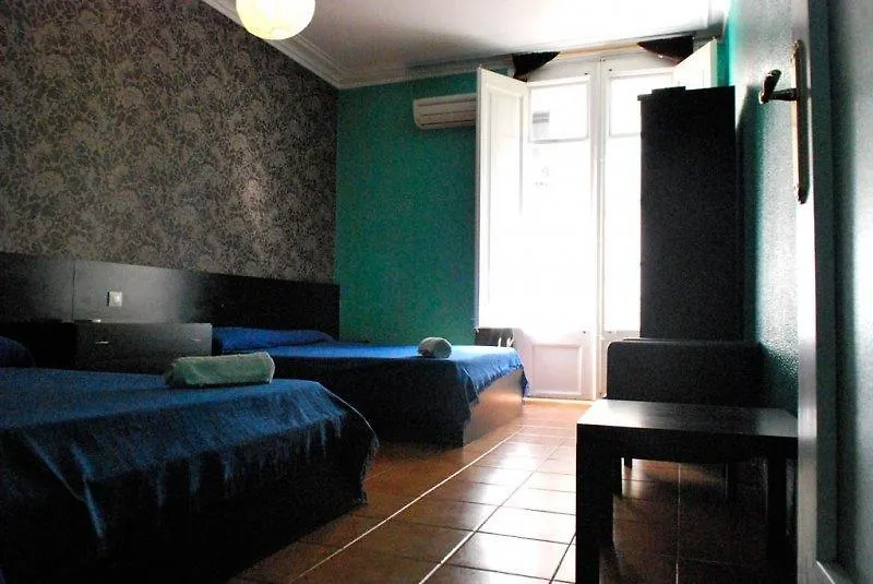 Sun & Moon Hostel Барселона