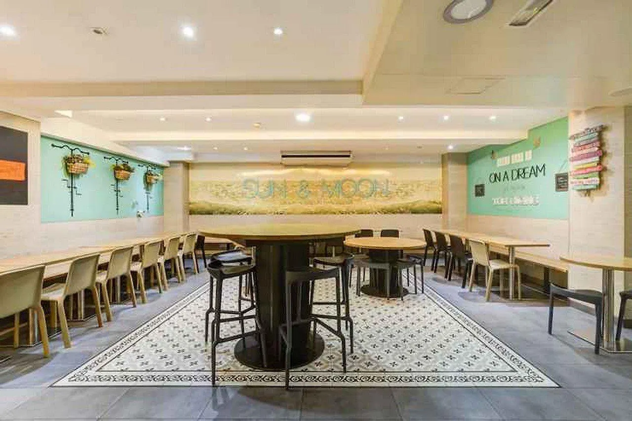 Sun & Moon Hostel Barcelona