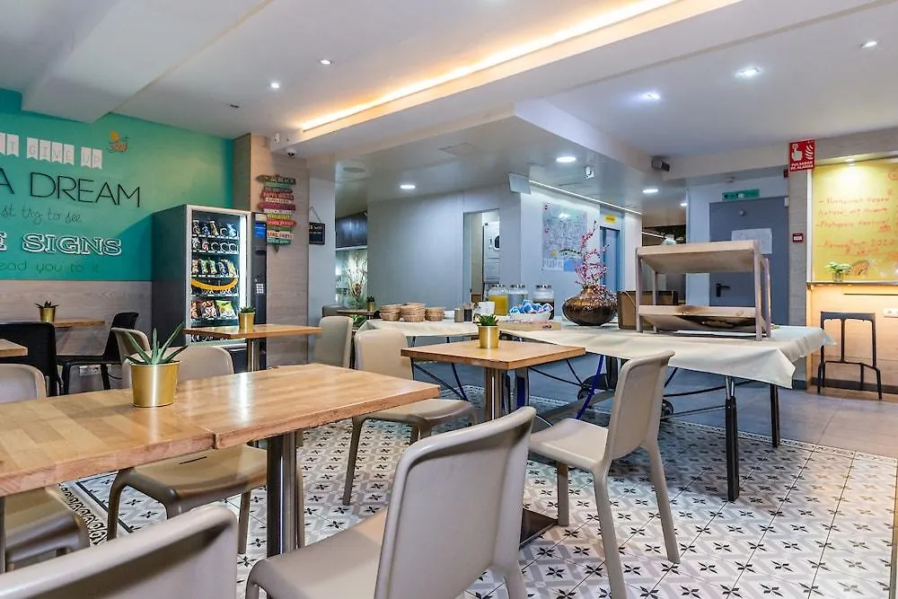Sun & Moon Hostel Barcelona