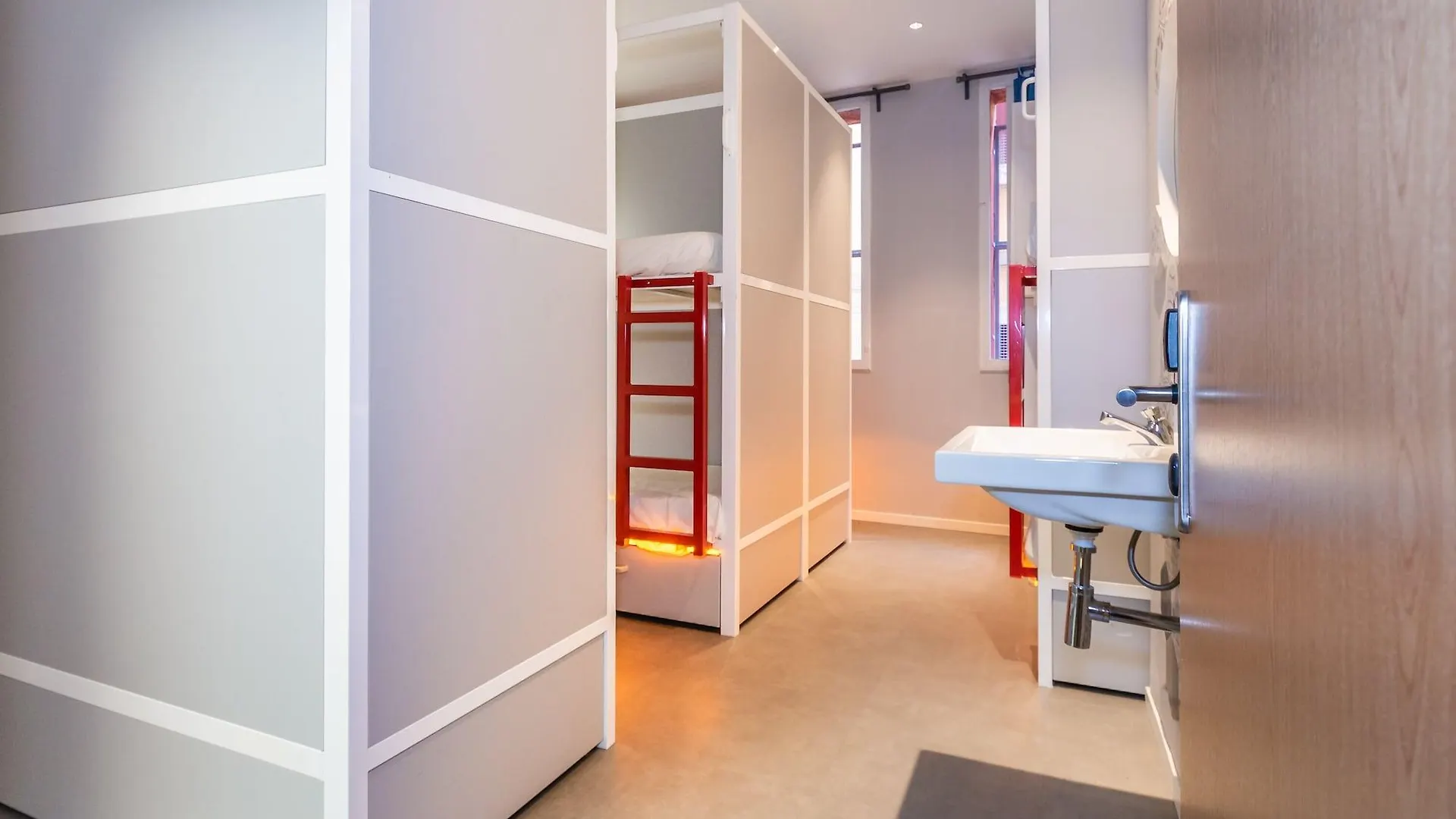 Sun & Moon Hostel Barcelona