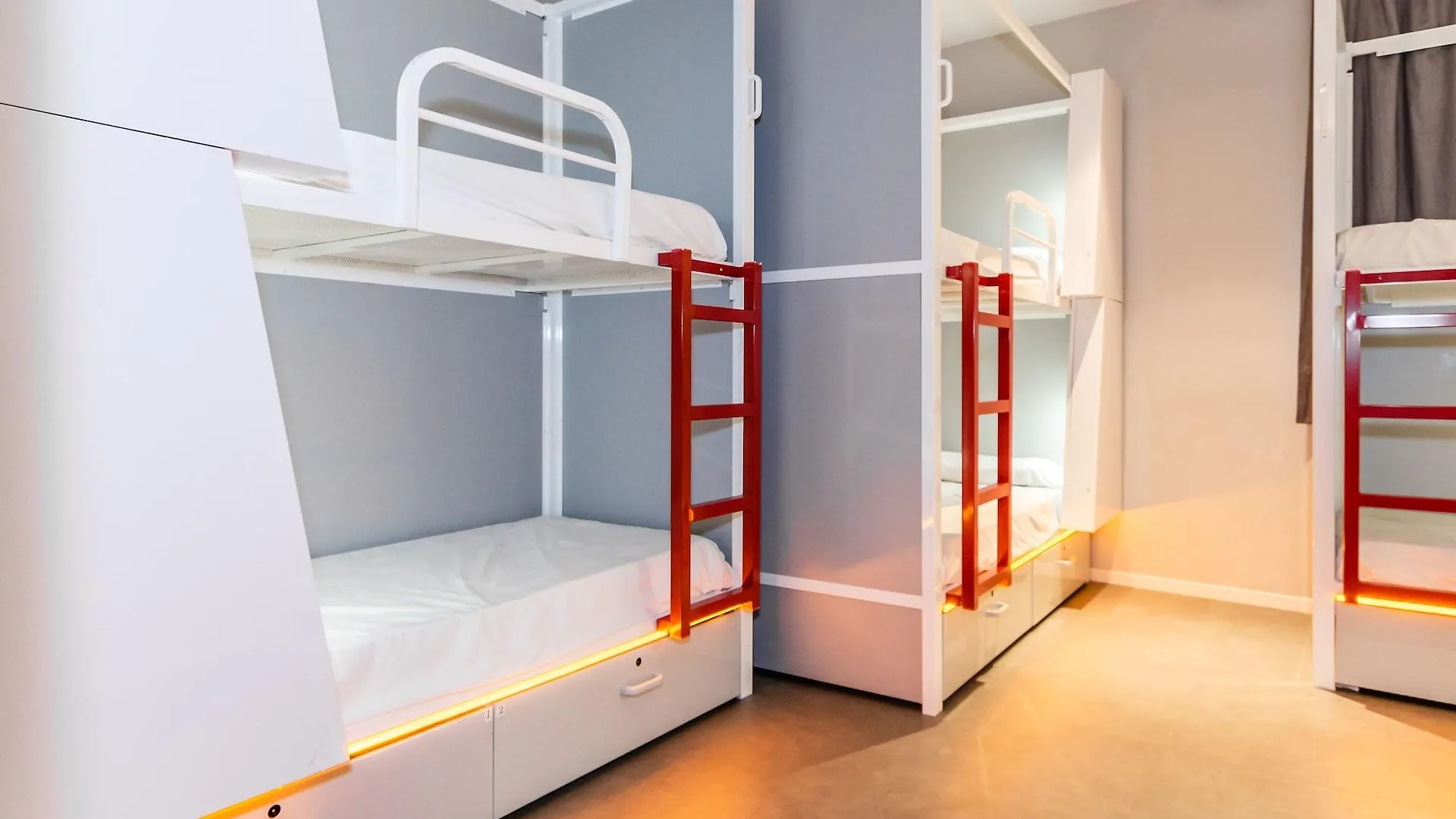 Sun & Moon Hostel Barcelona 0*,  Spain